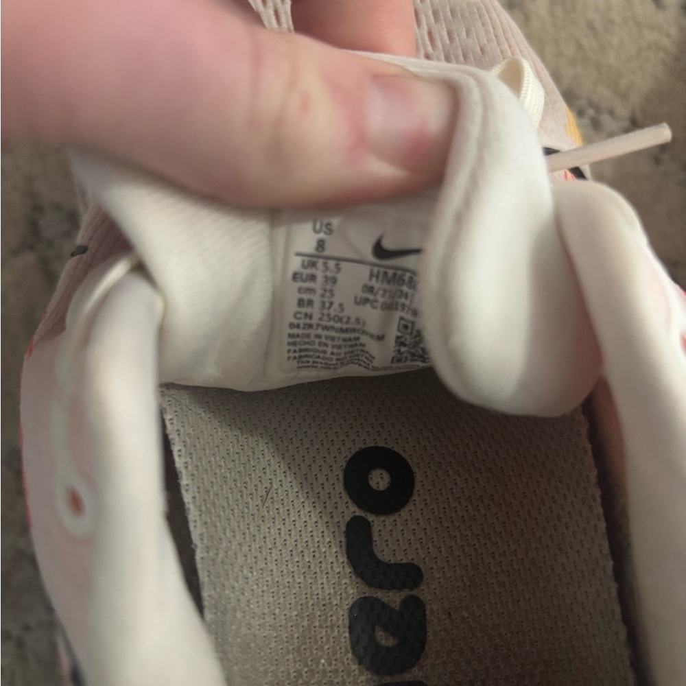 Nike Women’s Shoes - Picture 3 of 9